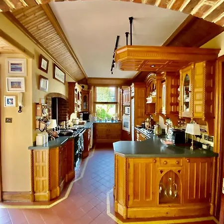 Feriehus Charming 3-bed Victorian House In New Ross