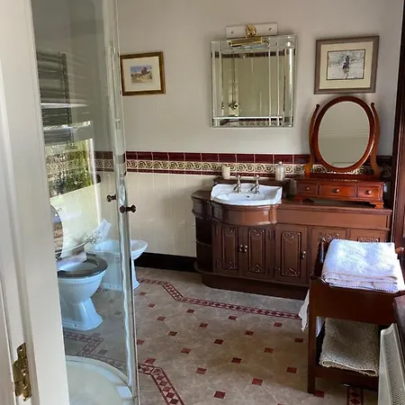 Charming 3-bed Victorian House In בית נופש